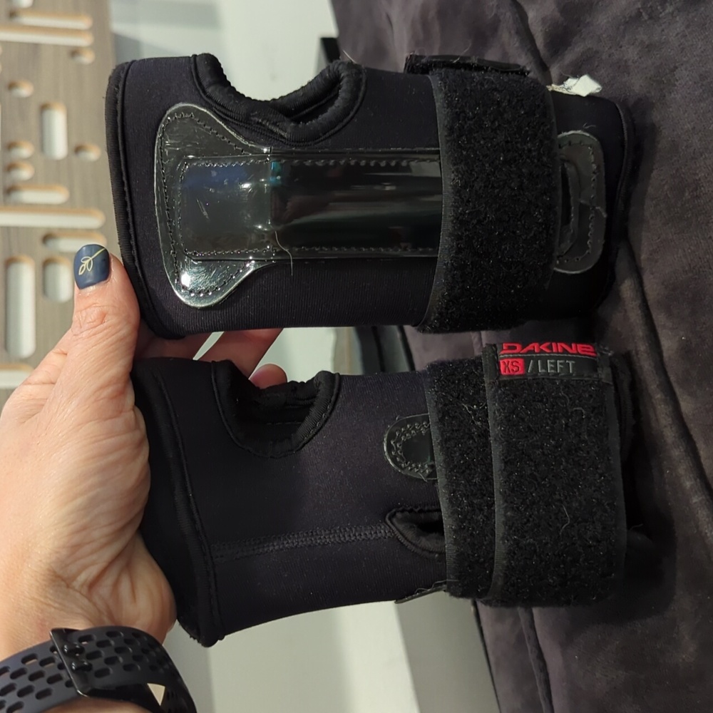 Dakine wrist guards